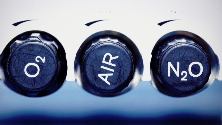 Gases medicinales utilizados en hospitales para tratamientos respiratorios y cirugías